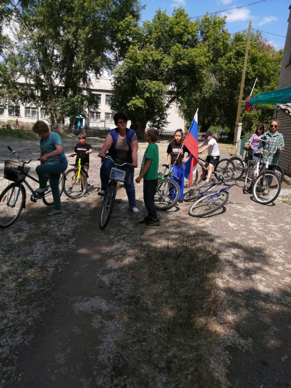 В преддверии Дня России 9 июня  в лагере при  школе, прошел тематический «Патриотический день». В традиционном  велопробеге приняли участие дети  и работники культуры.